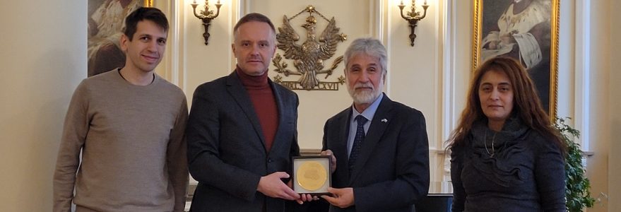 Medal Palestyńskiego Ministerstwa Spraw Zagranicznych dla UW. Fot. UW