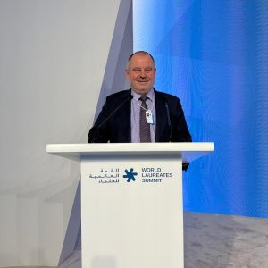 Prof. Alojzy Z. Nowak, rektor UW, podczas wystąpienia keynote na World Laureates Summit 2026 w Dubaju. Źródło: UW