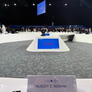 Prof. Alojzy Z. Nowak, rektor UW, podczas wystąpienia keynote na World Laureates Summit 2026 w Dubaju. Źródło: UW