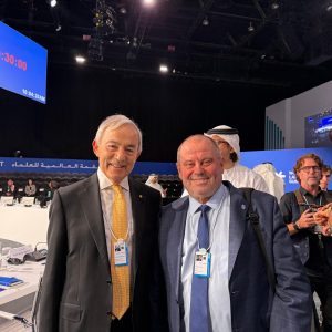 Prof. Alojzy Z. Nowak, rektor UW, z prof. Christopherem Pissaridesem, laureatem Nagrody Nobla w dziedzinie ekonomii (2010), World Laureates Summit 2026 w Dubaju. Źródło: UW