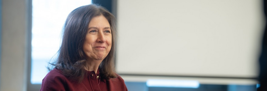 Prof. Ewa Krogulec podczas wywiadu na temat inwestycji. Fot. Mirosław Kaźmierczak/UW