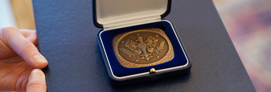 Medal UW dla prof. Pawła Rodaka. Fot. Mirosław Kaźmierczak/UW