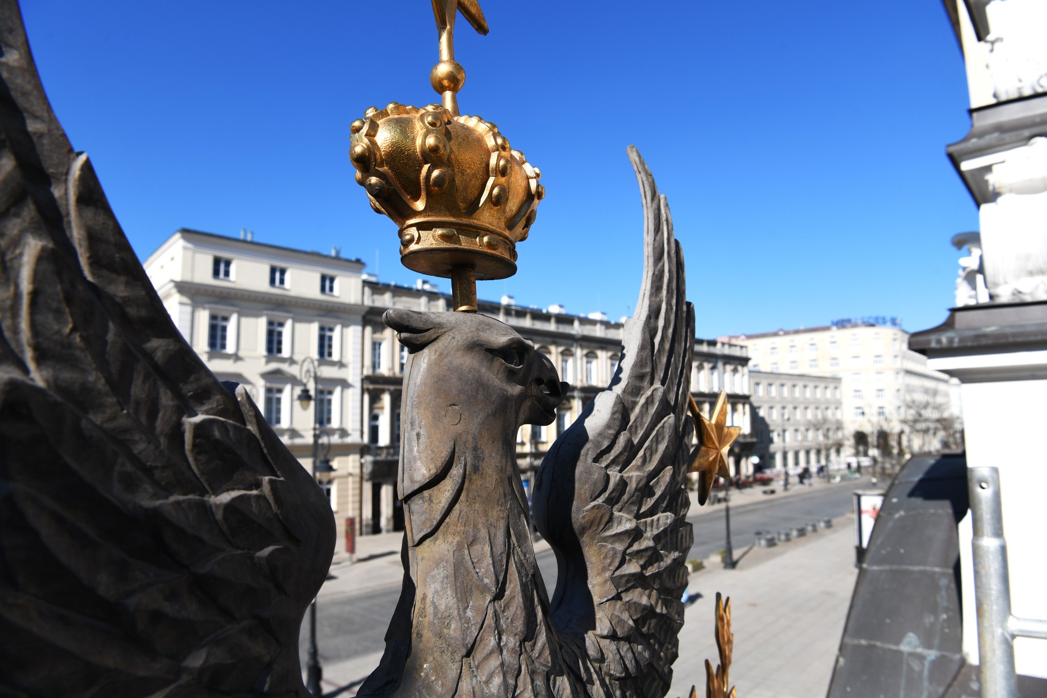 Renowacja orła z Bramy Głównej UW