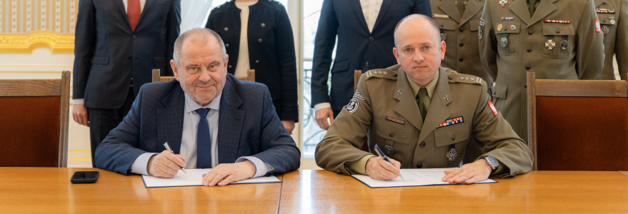 Porozumienie o współpracy pomiędzy Uniwersytetem Warszawskim a 18 Stołeczną Brygadą Obrony Terytorialnej. Fot. Mirosław Kaźmierczak/UW