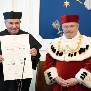 Odnowienie doktoratu prof. Jacka Lipkowskiego. Fot. Mirosław Kaźmierczak/UW