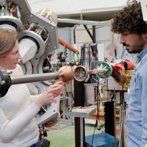 dr Katarzyna Wrzosek-Lipska i Marco Rocchini PhD przy układzie eksperymentalnym Źródło: ŚLCJ UW