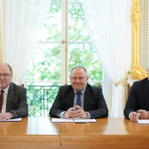 Podpisanie porozumienia o współpracy naukowo-badawczej pomiędzy UW, Politechniką Warszawską oraz Instytutem Badawczym IDEAS. Fot. Mirosław Kaźmierczak/UW