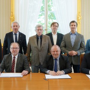 Podpisanie porozumienia o współpracy naukowo-badawczej pomiędzy UW, Politechniką Warszawską oraz Instytutem Badawczym IDEAS. Fot. Mirosław Kaźmierczak/UW