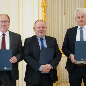 Podpisanie porozumienia o współpracy naukowo-badawczej pomiędzy UW, Politechniką Warszawską oraz Instytutem Badawczym IDEAS. Fot. Mirosław Kaźmierczak/UW