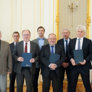 Podpisanie porozumienia o współpracy naukowo-badawczej pomiędzy UW, Politechniką Warszawską oraz Instytutem Badawczym IDEAS. Fot. Mirosław Kaźmierczak/UW