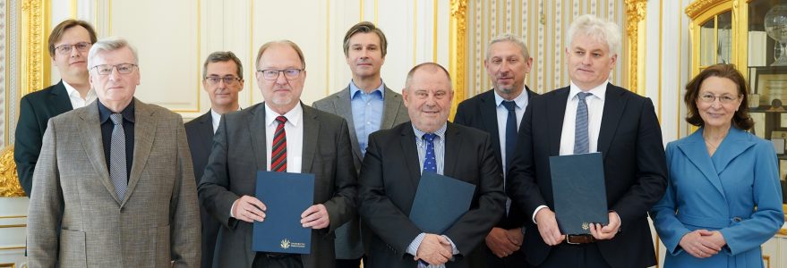 Podpisanie porozumienia o współpracy naukowo-badawczej pomiędzy UW, Politechniką Warszawską oraz Instytutem Badawczym IDEAS. Fot. Mirosław Kaźmierczak/UW