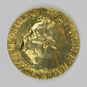 Medal Pokojowej Nagrody Nobla Józefa Rotblata. Źródło: Muzeum UW