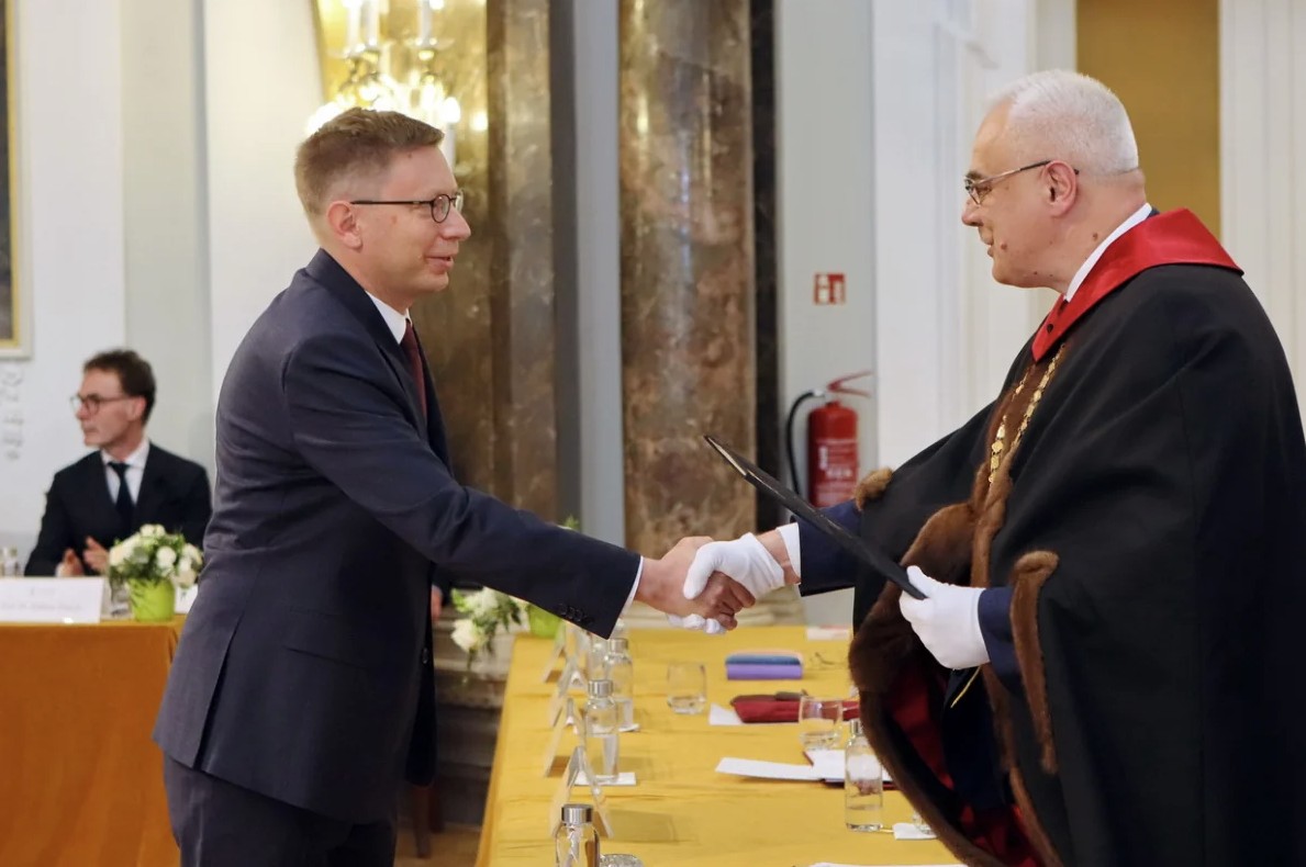 Tytuł doktora honoris causa dla prof. Michała Bilewicza
