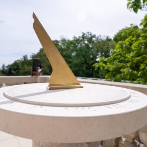 Zegar słoneczny na UW. Fot. M. Tafejko. Źródło: Obserwatorium Astronomiczne UW