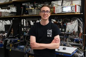 Bartosz Kasza w laboratorium. Fot. Bartosz Niewelt/UW
