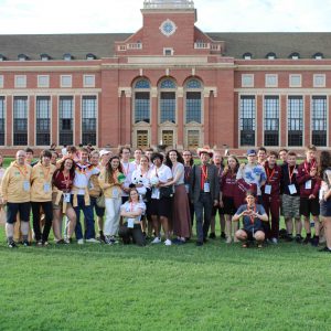 Na zdjęciu od lewej: (w kapeluszu) dr hab. Krzysztof Turzyński, prof. ucz., prodziekan ds. studenckich FUW, Wojciech Zwoliński (opiekun), Magdalena Ratyńska, Michał Świątek (kapitan drużyny), Anna Kudelska, Adam Gocel, Igor Nowik, Stanisław Rakowski (opiekun), Rafał Dąbek (z drużyny Technische Universität Wien), Antoni Zakrzewski, Zofia Piela, Marcel Górski, Paweł Ptaszek. (źródło: Wydział Fizyki UW).