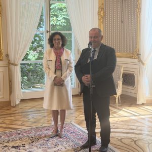 Medal UW dla ambasador Azerbejdżanu w Polsce. Źródło: UW
