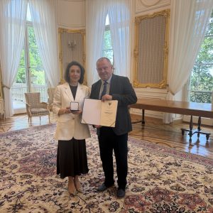 Medal UW dla ambasador Azerbejdżanu w Polsce. Źródło: UW