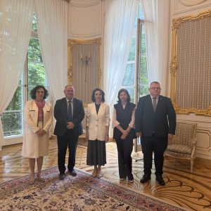 Medal UW dla ambasador Azerbejdżanu w Polsce. Źródło: UW
