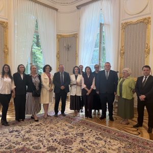 Medal UW dla ambasador Azerbejdżanu w Polsce. Źródło: UW