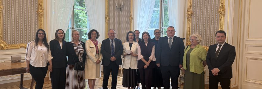 Medal UW dla ambasador Azerbejdżanu w Polsce. Źródło: UW