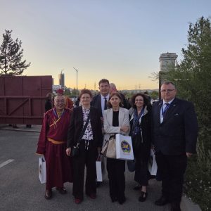 Delegacja UW przed Pałacem Prezydenckim (przed spotkaniem z Prezydentem Mongolii). Źródło: UW