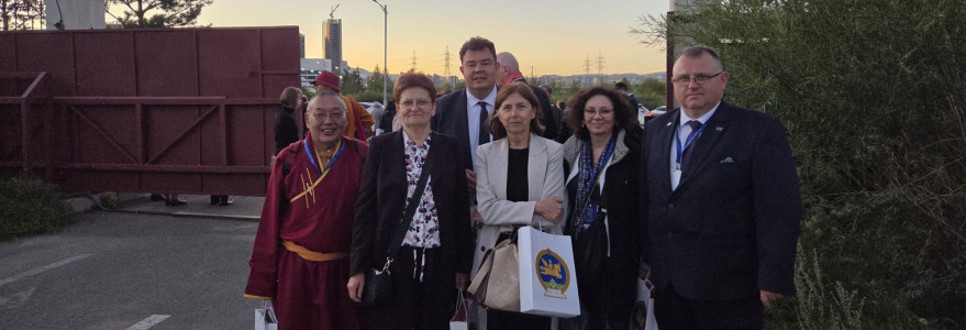 Delegacja UW przed Pałacem Prezydenckim (przed spotkaniem z Prezydentem Mongolii). Źródło: UW