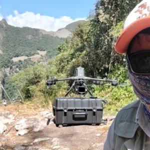Dron z LiDAR-em w pozycji startowej. Fot. Jeff Contreras