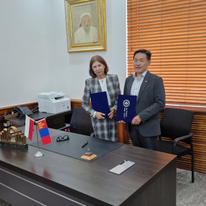 Wizyta delegacji z Uniwersytetu Warszawskiego w Mongolii. Podpisanie umowy o wymianie studentów i pracowników naukowych z Państwowym Uniwersytetem Mongolskim. Źródło: UW
