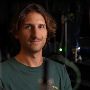 Prof. Michał Parniak z Wydziału Fizyki oraz Centrum Nowych Technologii UW otrzymał Starting Grant przyznany przez Europejską Radę ds. Badań Naukowych (ERC, European Research Council) na realizację projektu Quantum Rydberg Antenna Systems. Fot. M. Kaźmierczak/UW.