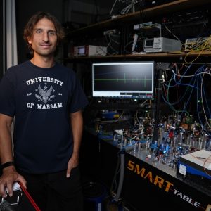 Prof. Michał Parniak z Wydziału Fizyki oraz Centrum Nowych Technologii UW otrzymał Starting Grant przyznany przez Europejską Radę ds. Badań Naukowych (ERC, European Research Council) na realizację projektu Quantum Rydberg Antenna Systems. Fot. M. Kaźmierczak/UW.