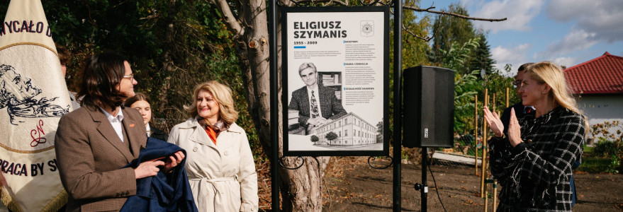 Upamiętnienie dr. Eligiusza Szymanisa w Radzyminie. Źródło: Wydział Polonistyki UW